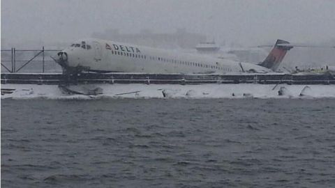 El avión quedó asomando a las aguas de la bahía de Flushing.