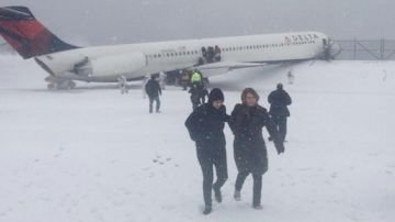 Los pasajeros fueron desalojados en plena pista llena de nieve.