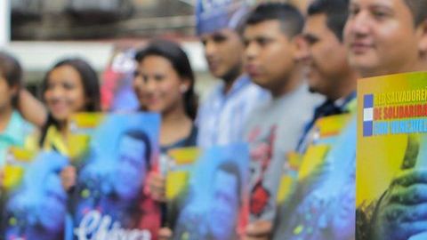 Salvadoreños sostienen imágenes del expresidente de Venezuela, Hugo Chávez.