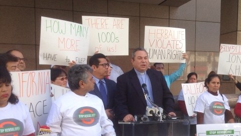 Protesta contra Herbalife ante la oficina de la fiscal de California