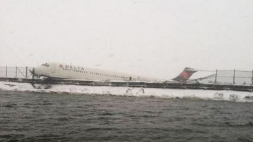 El avión quedó a centímetros de las aguas heladas de la bahía de Flushing.