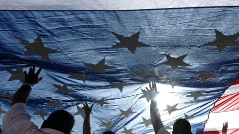 Millones de personas también están en pausa, a la espera de poder aplicar por los alivios migratorios.