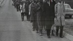 Un cartel con fotos de época de la marcha por los derechos civiles y el Domingo Sangriento, en Selma, Alabama.