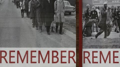 Un cartel con fotos de época de la marcha por los derechos civiles y el Domingo Sangriento, en Selma, Alabama.