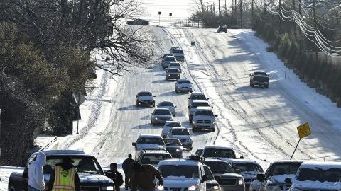 Unos coches resbalan a causa de la nieve y el hielo después de una nevada en Dallas, Texas.