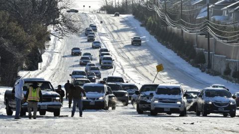 Unos coches resbalan a causa de la nieve y el hielo después de una nevada en Dallas, Texas.