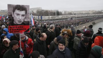 Cerca de 50 mil personas marcharon en Moscú el domingo para conmemorar al fallecido Boris Nemtsov, líder opositor ruso.