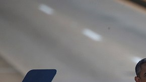 "Sabemos que la marcha no ha terminado", dijo Obama ante miles de personas en el puente Edmund Pettus.