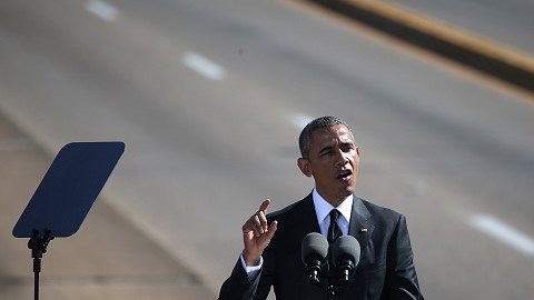 "Sabemos que la marcha no ha terminado", dijo Obama ante miles de personas en el puente Edmund Pettus.