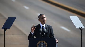 "Sabemos que la marcha no ha terminado", dijo Obama ante miles de personas en el puente Edmund Pettus.