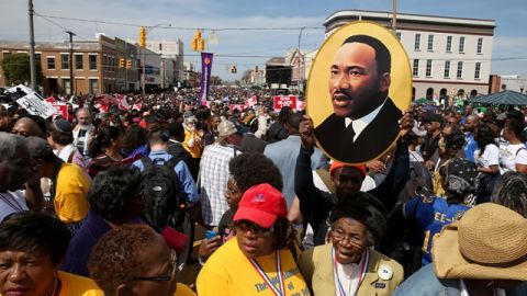 El grupo Ku Klux Klan hizo notar su presencia con la distribución en estos días de 4,000 panfletos, con proclamas contra Martin Luther King y la inmigración.