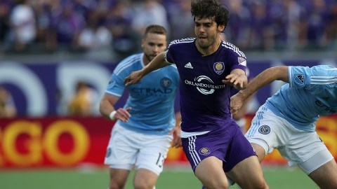 Kaká, del Orlando City, se quita la marca de dos jugadores del NYC en la cancha del Citrus Bowl en el debut de ambos equipos.