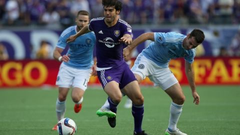 Kaká, del Orlando City, se quita la marca de dos jugadores del NYC en la cancha del Citrus Bowl en el debut de ambos equipos.