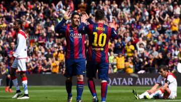 Luis Suárez (izq.) y Leo Messi celebran el cuarto gol del Barcelona sobre el Rayo Vallecano.