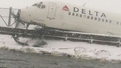 El avión se paró justo al borde de la bahía de Flushing.