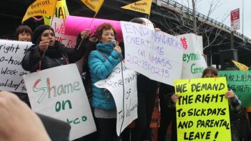 Decenas de mujeres protestaron frente a Costco demandando que se ponga fin al "overtime" obligatorio.