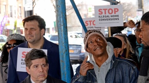Paul Girano sobrevivió a un incendio en el edificio donde residía (a la derecha), que había registrado varias violaciones por subdivisiones ilícitas.