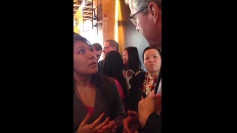 Jeb Bush responde a la activista sobre el DACA.