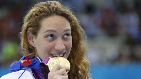 Fotografía de archivo tomada el 29 de julio de 2012 que muestra a la atleta francesa Camille Muffat tras ganar la medalla de oro en los 400m estilo libre en los Juegos Olímpicos de Londres.