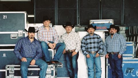 A Intocable le preocupa la situación de la música regional mexicana y su falta de autenticidad. A la izq., sus cinco álbumes indispensables/