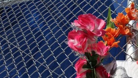 Flores y fotos de víctimas fueron colocadas sobre una valla en el lugar de la explosión.