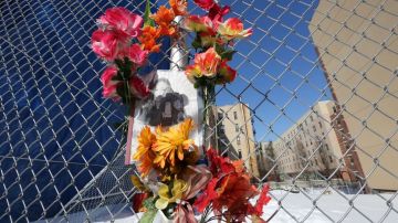 Flores y fotos de víctimas fueron colocadas sobre una valla en el lugar de la explosión.