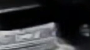 Un video logró capturar el instante cuando éste se estrella contra un coche.