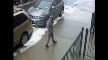 Un video de seguridad capturó una imagen del hombre huyendo de la escena.