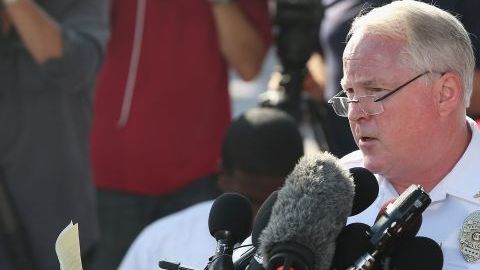 El caso de Michael Brown ha provocado múltiples protestas en Ferguson y en otras ciudades de Estados Unidos. En la foto, el renunciante jefe de la policía de la ciudad.