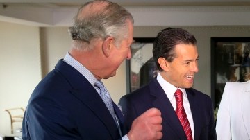 Enrique Peña Nieto (2 izq.) y Angélica Rivera (de blanco) junto al Príncipe Charles y a la Duquesa de Cornwall, en Londres.