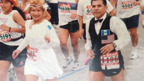 Laura y Ricardo Castañeda se casaron por segunda vez en plena carrera cuando cumplieron 25 años de matrimonio.