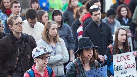 Manifestantes protestan por la muerte de Tony Robinson, frente al ayuntamiento de Madison, en Wisconsin.
