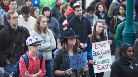 Manifestantes protestan por la muerte de Tony Robinson, frente al ayuntamiento de Madison, en Wisconsin.