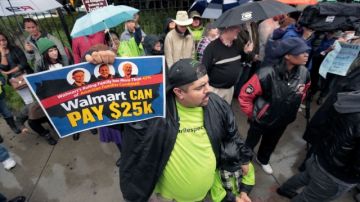 Manifestantes por mejor salario en Walmart