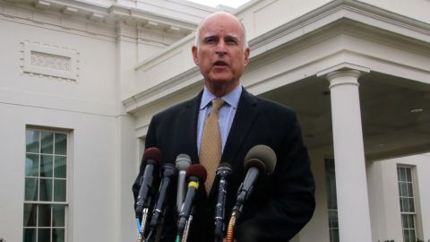 El gobernador de California, Jerry Brown, se dirigió a periodistas al salir de la Casa Blanca el viernes.