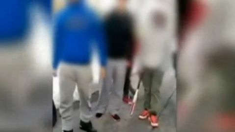 Los alumnos se pegaron con los bates de metal y manoplas.