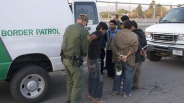 La policía rescata a un grupo de inmigrantes detenidos contra su voluntad en una casa en Tucson, Arizona.
