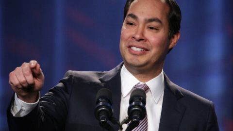 El secretario de Vivienda, Julián Castro, pide al Congreso aumentar el presupuesto para viviendas asequibles.