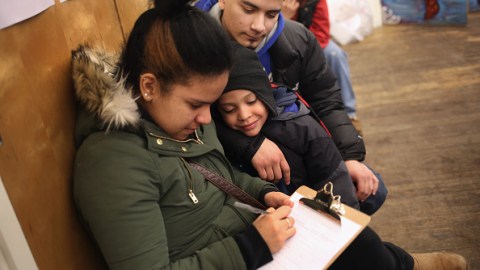 Una familia llena una solicitud de DACA en un taller en la Ciudad de Nueva York, el el 18 de febrero de 2015.