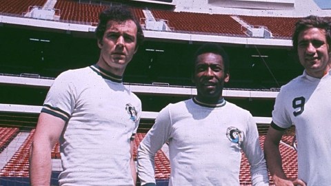 De izq-der: Beckenbauer, Pele y Chinaglia, tres monstruos del fútbol que dejaron huella en Nueva York.