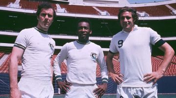 De izq-der: Beckenbauer, Pele y Chinaglia, tres monstruos del fútbol que dejaron huella en Nueva York.