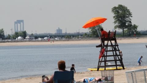 Uno de los empleos más solicitados en verano es el de salvavidas.