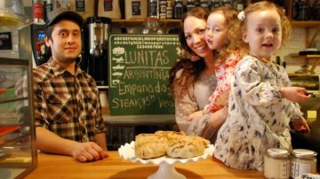 Diego, Jessica y sus hijas son el alma del "Lunitas Cafe"