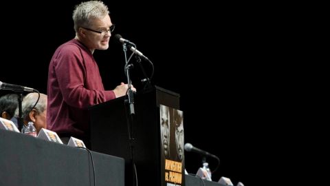 Freddie Roach habla ante los medios el pasado 11 de marzo en Los Ángeles. Sus palabras incendiarias condimentan la megapelea del 2 de mayo.