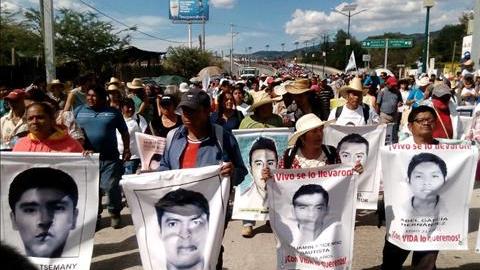 Familiares de los estudiantes desaparecidos recorrerán varias ciudades.