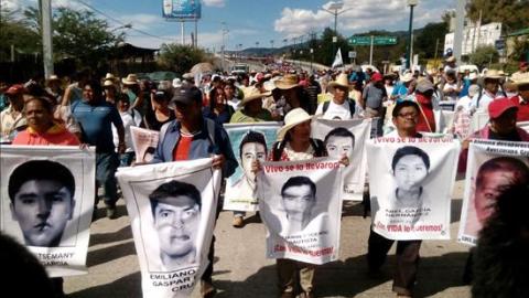 Familiares de los estudiantes desaparecidos recorrerán varias ciudades.