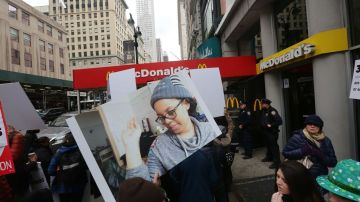 Casi medio centenar de personas protestaron, este martes, frente al McDonald's de la Quinta avenida y la calle 34.