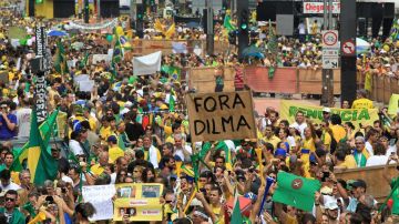 Brasileños exigen la destitución de Dilma Rousseff.