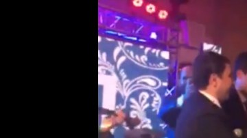 Es común que en las bodas árabes lancen dinero en medio del festejo.