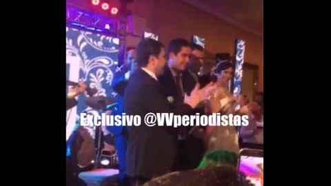 Es común que en las bodas árabes lancen dinero en medio del festejo.